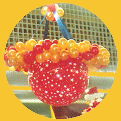 panier avec des fruits ralis avec des ballons multicolores